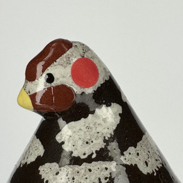 Poule petit modèle 2e choix Blanc moucheté Noir n°410 – Image 2